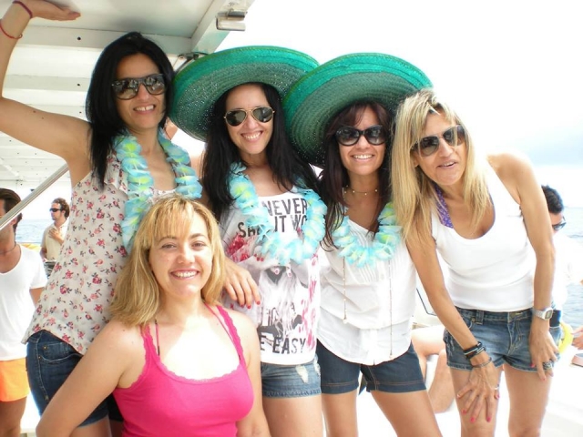 cinco chicas con gorros de paja y collares de flores